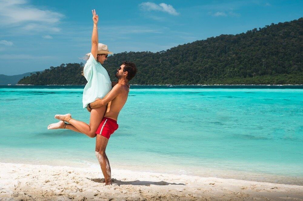 Casal em Sunrise Beach, na ilha de Koh Lipe, na Tailândia. Ao longo da viagem, Vivien e Leandro também visitaram Japão, Austrália, Malásia, Mianmar e Laos