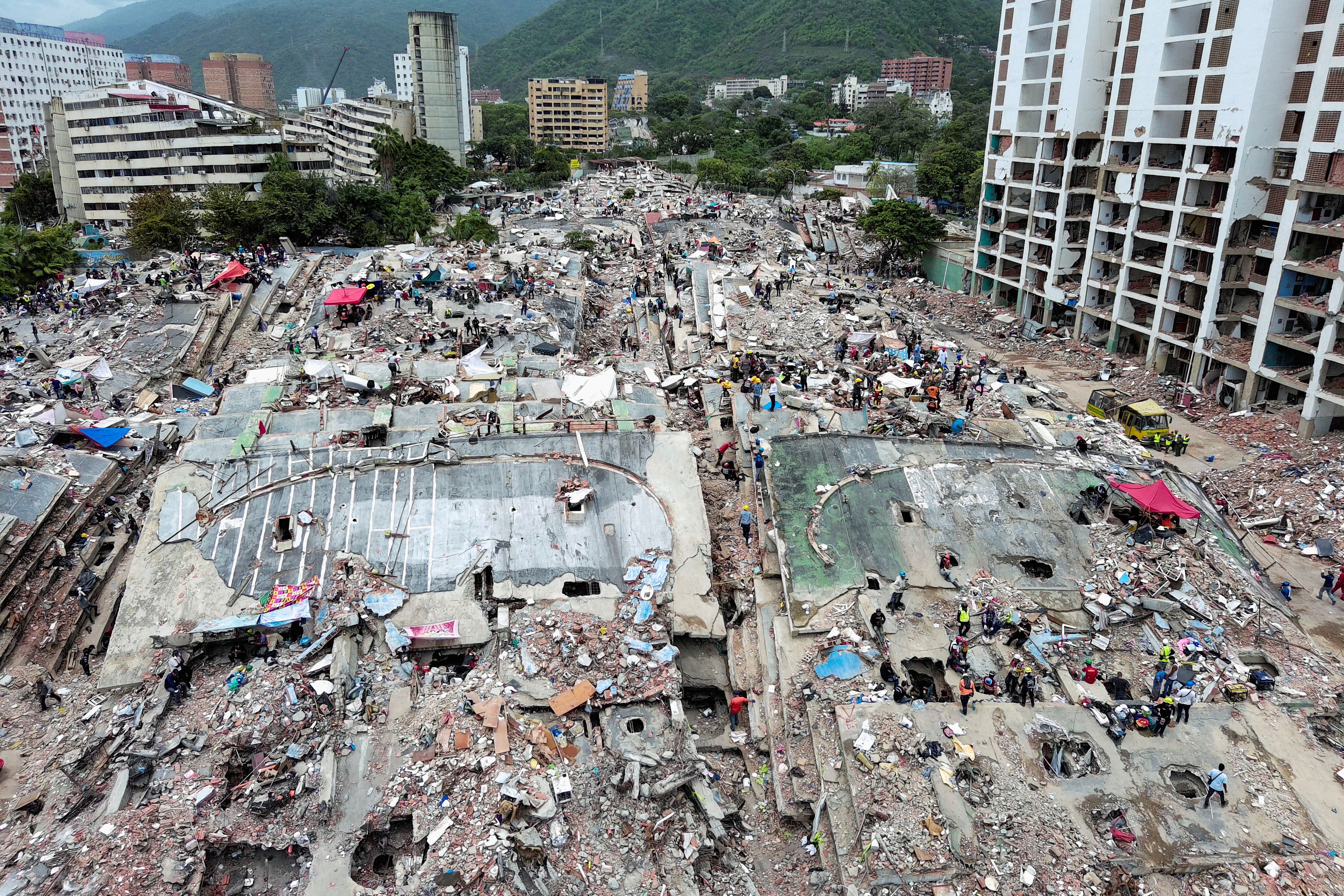 Uma imagem feita por drone mostra os destroços e os prédios danificados após os terremotos de 24 de junho em La Guaira