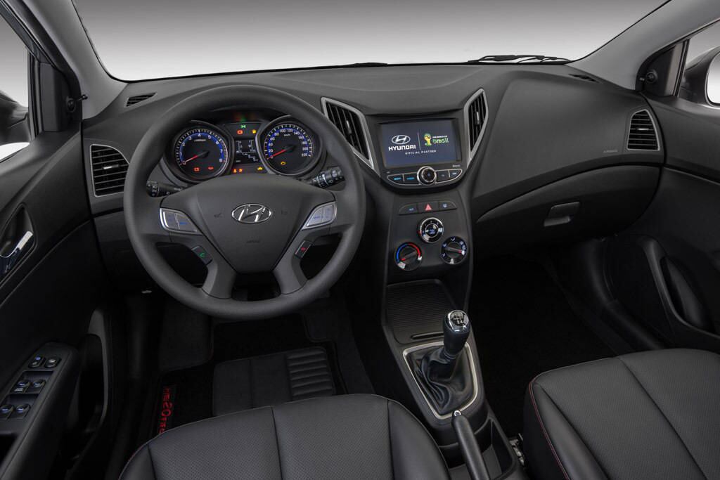 Fora o revestimento em couro e os tapetes em carpete, segue tudo igual no compacto. A Hyundai não mexeu no estilo do painel, nem nos revestimentos das portas, volante e pomo do câmbio