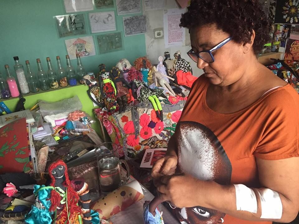 Dona Jacira usa o bordado para contar suas histórias
