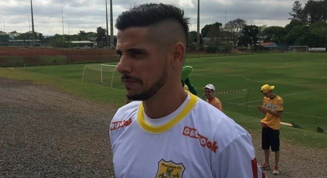 Cicinho rescindiu com o Brasiliense após disputar apenas duas partidas pelo clube