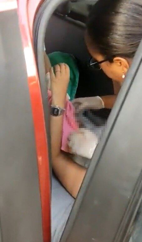 Bebê nasceu dentro de carro de aplicativo