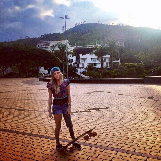 A jovem que ficou conhecida por ter feito parte do "Galera Capricho", grupo de adolescentes que escreve para a revista de mesmo nome, também utiliza a plataforma para se aproximar dos seus fãs. Em um dos vídeos mais assistidos, com quase 300 mil cliques, a mineira conta detalhes da sua recuperação