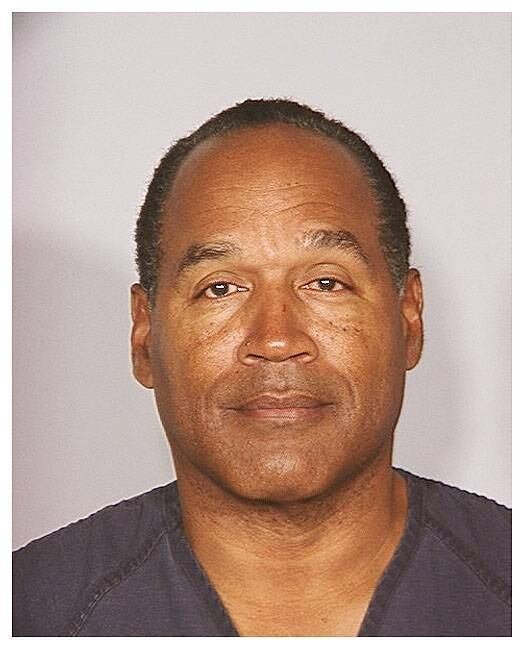 O ex-jogador de futebol americano O.J. Simpson foi condenado a 33 anos de prisão por assalto à mão armada e sequestro, em 2008. Também foi acusado de assassinar sua mulher e um amigo, em 1992, mas acabou absolvido
