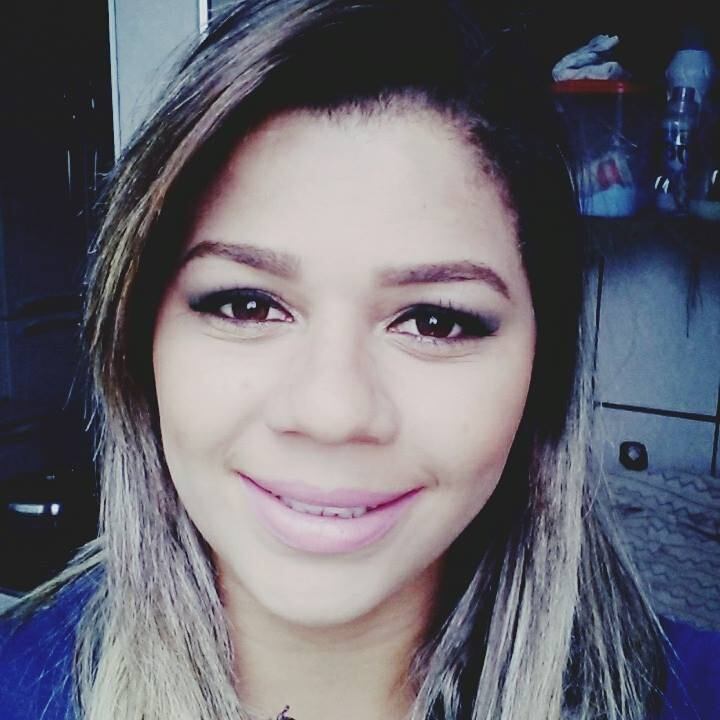 As duas começaram a discutir na frente de um condomínio. Após
a briga, a adolescente teria ido para a casa e relatou o ocorrido para a mães.
As duas desceram juntas e foi quando Joice foi atacada. Com uma faca, a adolescente golpeou a vítima no pescoço e no
abdome. Testemunhas indicam que a mãe da garota segurou Joice durante a agressão