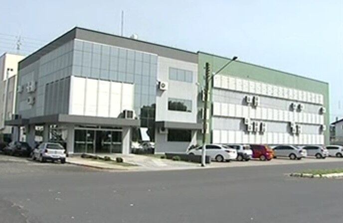 O Instituto Federal divulgou por meio de nota que lamenta a morte do
aluno e que ambos os envolvidos no caso eram bons estudantes, sem nenhum
indício de mau comportamento. A instituição informou ainda que repudia
qualquer gesto de preconceito e suspendeu as aulas por tempo indeterminado como forma de luto