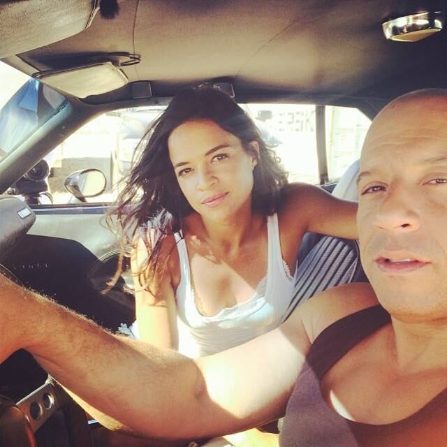 As filmagens de Velozes e Furiosos 7 chegaram ao fim nesta quinta (11) e a atriz Michelle Rodriguez aproveitou o momento para homenagear o amigo Paul Walker, que faz parte do filme e morreu em dezembro de 2013, em um acidente de carro. Em uma foto posada ao lado de Vin Diesel, Michelle escreveu uma mensagem a Paul