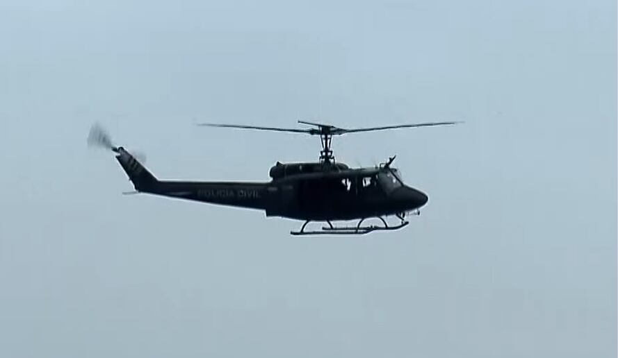Helicóptero da Polícia Militar sobrevoa a região da praça Seca