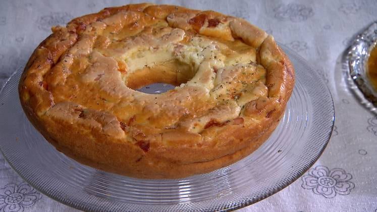 Pudim de Arroz   


Ingredientes:
   


1 xícara de leite



2 xícaras de
arroz cozido (sobras de arroz)  


3 gemas  
 


3 claras em neve
 


1/2 xícara de
óleo


2 colheres de
sopa de farinha de trigo          


1 colher de sopa
de fermento              


1 xícara de
muçarela em fatias picada em quadradinhos          
   


1 xícara de
presunto em fatias picado      

Sal e pimenta a
gosto                     
Azeitonas picadas
(opcional)                  
       

 



Modo de preparo:
             


Bata as claras em neve e
reserve;
Bata as gemas, o arroz, o óleo e o trigo no liquidificador por 3
minutos;
Misture delicadamente com as claras em neve, junte a muçarela,
presunto, fermento, sal e a pimenta;
Despeje em uma forma de pudim untada
com margarina e polvilhada com trigo;
Asse em forno 180° graus por cerca de 35
minutos;
Espere esfriar e desenforme;
Sirva com uma salada de folhas.