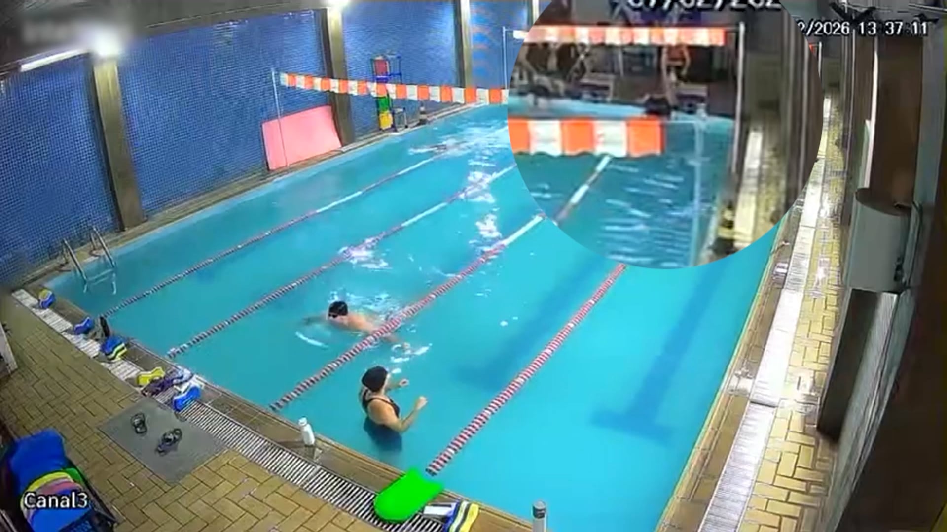 Piscina com alunos nadando