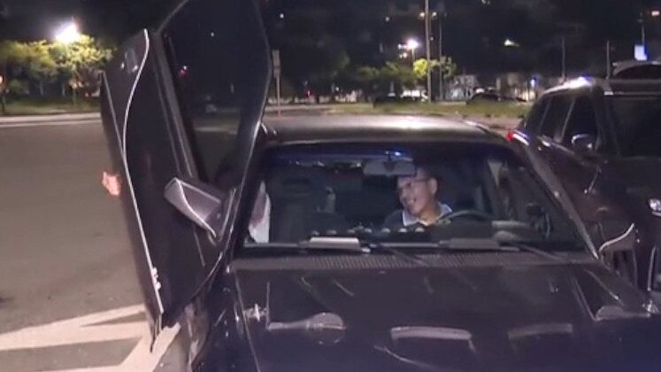 O Balanço Geral Manhã mostrou detalhes de um "Kadett Transformer" que tem chamado a atenção! O carro comum passou por algumas mudanças e logo ganhou ares futuristas. Quem colocou a mão na massa foi o próprio dono, Anílson, que também é conhecido como "Professor Pardal" dos automóveis. Vem conferir os detalhes!