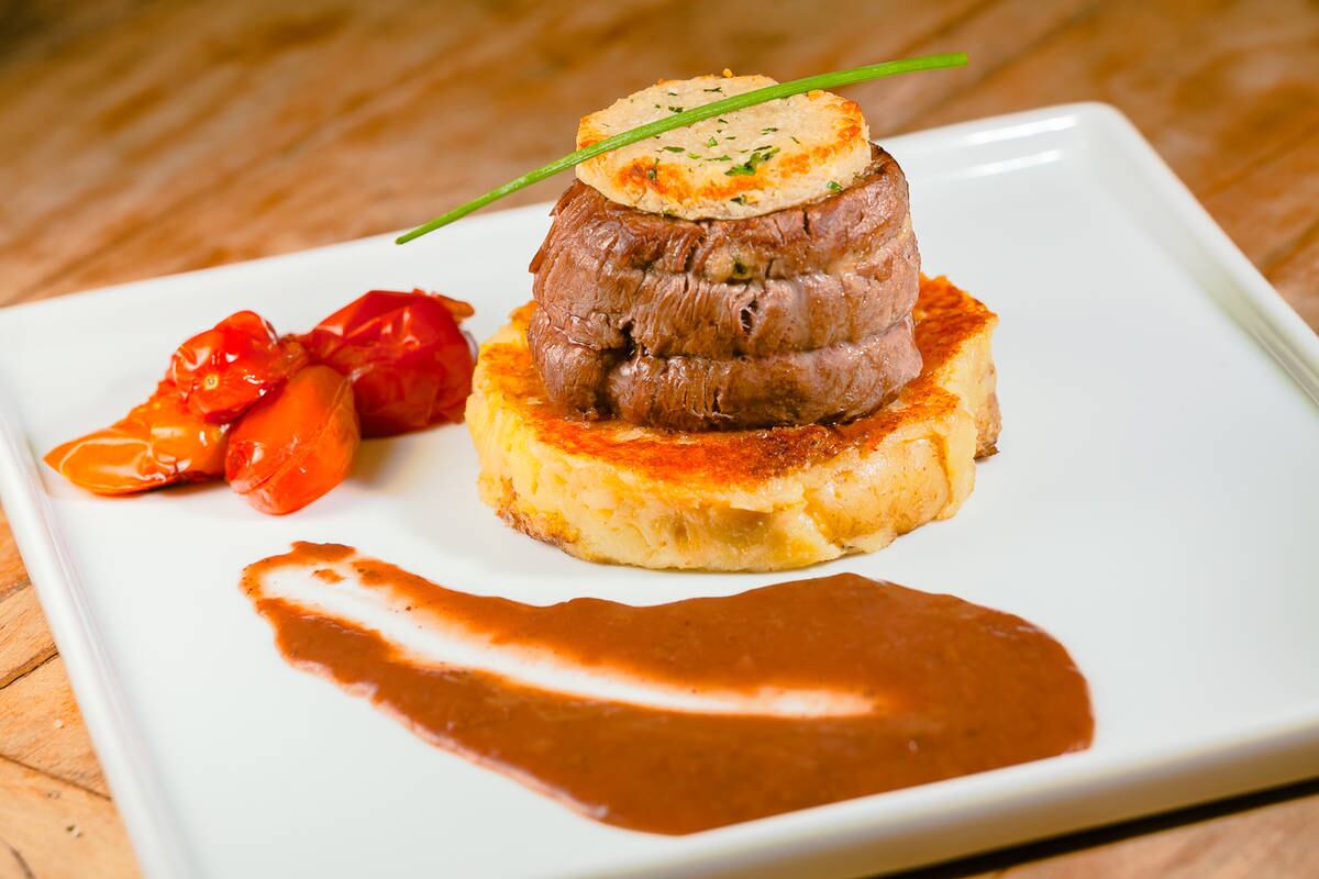 Outra
opção de jantar especial é o Liv Lounge, que fica no Setor de Hotéis e Turismo
Norte. O menu inclui entrada, prato principal e várias opções de sobremesa. Quanto
às bebidas, o restaurante promete open bar, incluindo espumantes, drinks,
cervejas, sucos e refrigerantes. O banquete custa R$ 400 