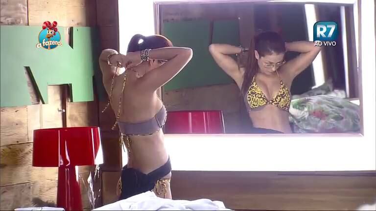 A cantora exibiu a boa forma durante a troca de roupa

+ "Ele não acrescenta nada no jogo!", dispara Luka sobre Ovelha
+ Veja Douglas Sampaio cantando a música que criou na Fazenda
+ ”Se eu for Fazendeira vou colocar essas patricinhas para trabalhar”, avisa Li Martins
+ Luka desiste de prova e JP Mantovani ganha Prova da Chave
+ Lindas e sensuais! Peoas da oitava edição de A Fazenda são de tirar o fôlego
