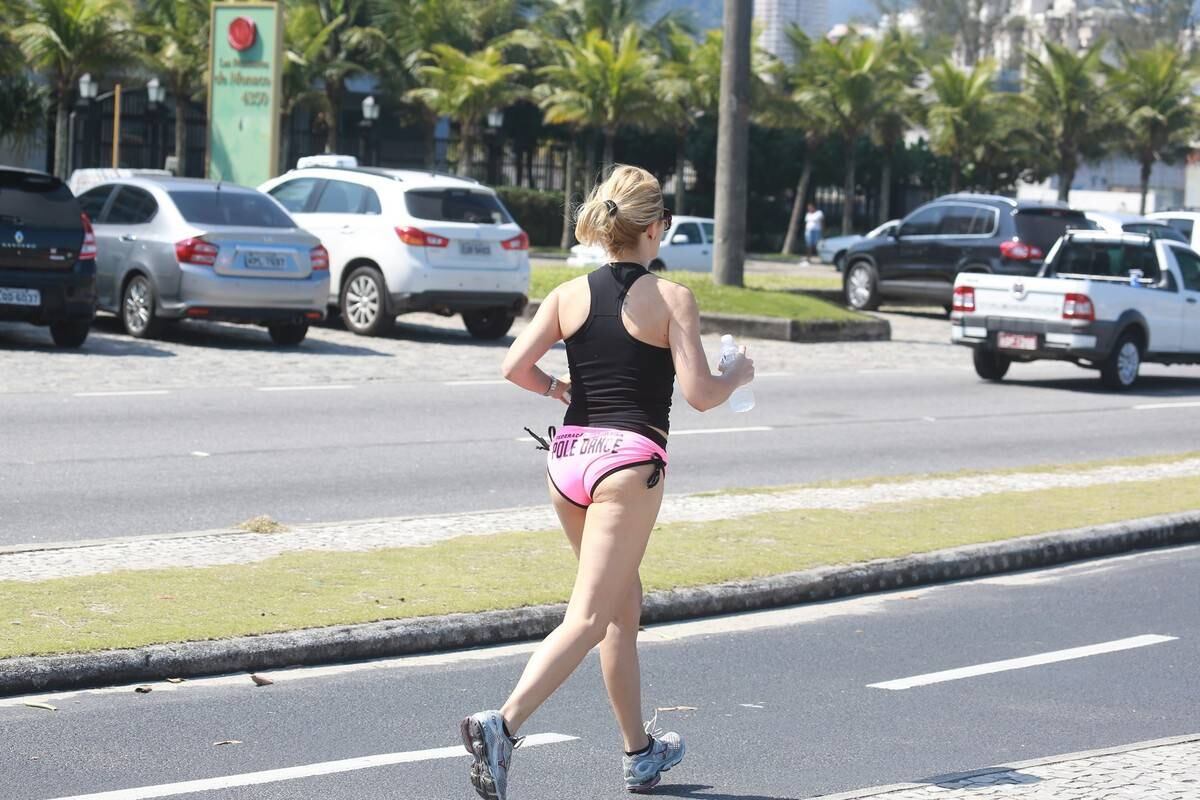 Antônia Fontenelle correu de shortinho nesta terça-feira (2)