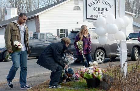 

Adam Lanza matou 20 crianças e outros seis adultos na escola
Sandy Hook, em Newtown, no Estado de Connecticut, em 14 de dezembro de 2012. O
jovem, de apenas 20 anos, invadiu a escola de ensino fundamental com duas
pistolas e um rifle e disparou contra alunos e funcionários.



Entre os adultos mortos estavam a diretora da escola, uma
psicóloga e sua mãe; as crianças que perderam a vida no tiroteio eram 12 meninas e 8
meninos.



Após realizar um dos piores massacres já vistos nos Estados
Unidos, Lanza se suicidou no local, assim que ouviu a polícia chegar


