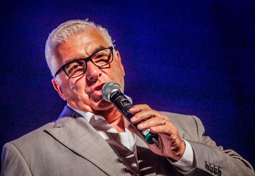 Mitch Winehouse, além de suas músicas, também canta sucessos da filha no palco