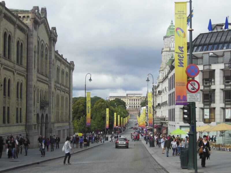 Antes desses episódios, também na Dinamarca,
em Copenhague, um outro suspeito que planejava um atentado contra o jornal
também foi preso. Segundo os investigadores, o homem pretendia enviar uma
carta-bomba ao diário. Mas o artefato explodiu em um banheiro de um hotel e
deixou o suposto terrorista levemente ferido