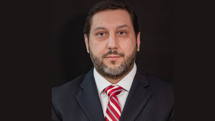 Dr. José
Carlos Garcia Jr.: É
cirurgião ortopédico

 



Atencioso, camarada e jovial. Dr.
José Carlos é brincalhão e tem riso fácil.


Trabalhando dia a dia ao lado da
esposa, instrumentadora cirúrgica e fisioterapeuta — mais séria e firme —, o
médico faz piada da situação.




Especialista em ombro e cotovelo,
conduziu recentemente em parceria com o mais renomado instituto francês um
curso com cirurgias ao vivo transmitido para o mundo todo. Adora esquiar. A
família toda é fã do esporte. Eles têm um simulador de esqui em casa.
