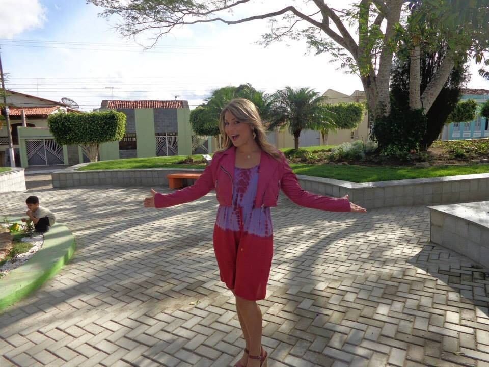 Apresentadora Ana Paula Farias durante o programa em Itiruçu