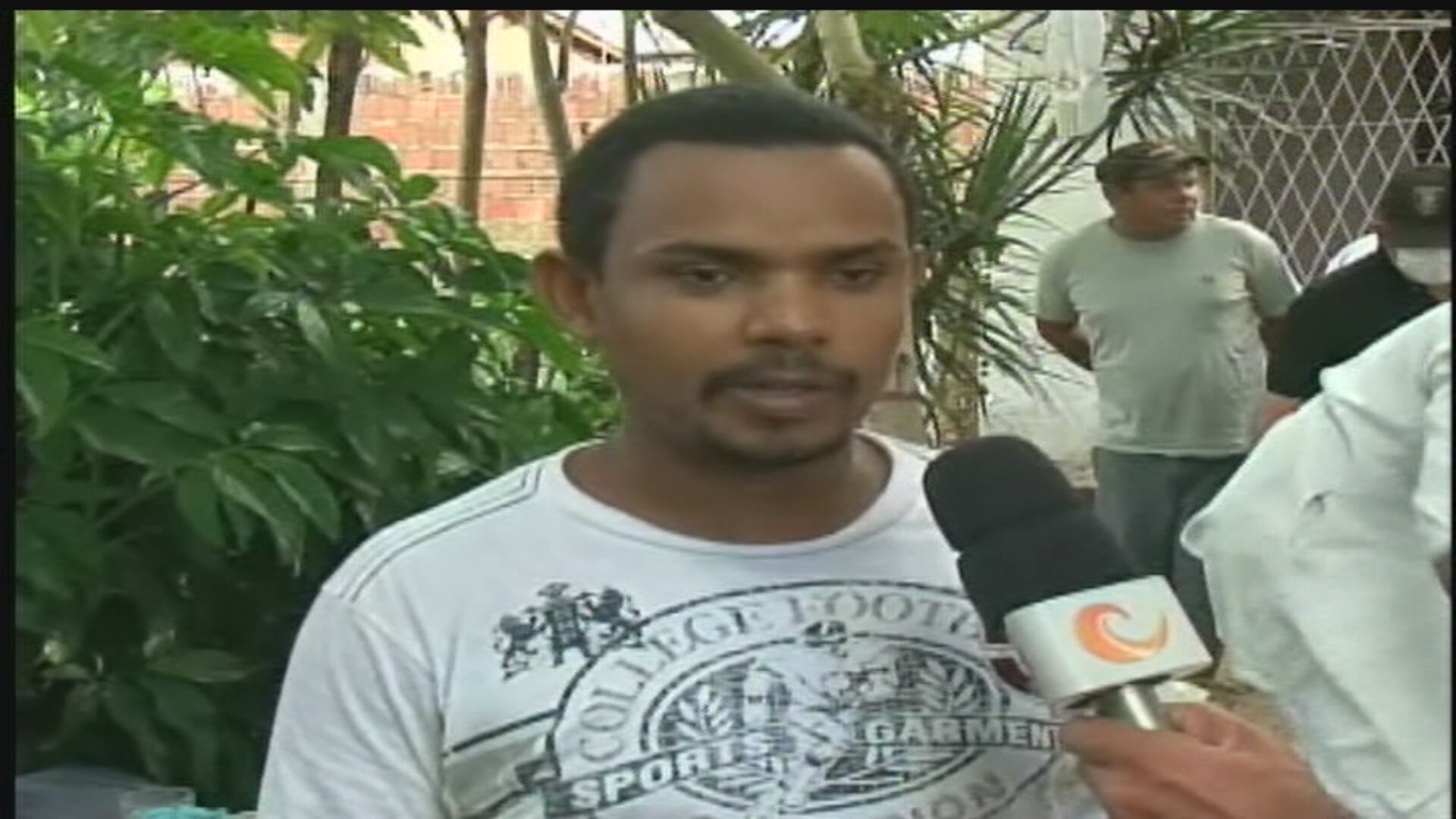 Um homem conhecido como João Macumbeiro confessou ter matado e enterrado
em um quintal o corpo da comerciante Edilma Dantas. O crime ocorreu no
dia 1° de abril, mas o cadáver da vítima só foi encontrado na última
terça-feira (21), em Natal (RN). O suspeito afirmou que mais dois homens
o ajudaram