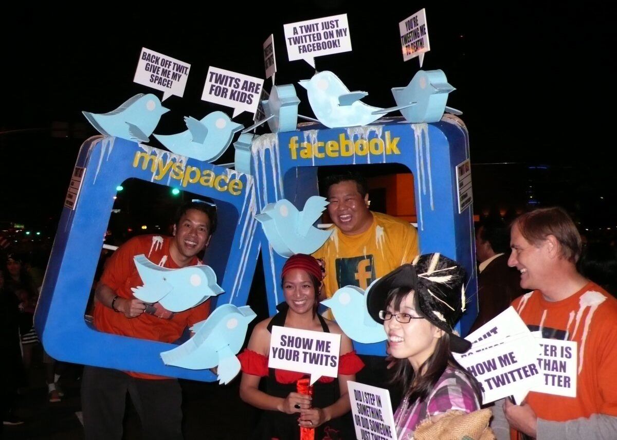 Parece que esse grupo de amigos realmente gosta do Twitter: eles elaboraram uma fantasia em que o pássaro azul do microblog está fazendo cocô em cima do Facebook e do MySpace