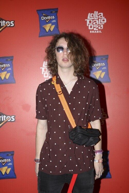 Lucas Jagger, filho do líder dos Rolling Stones, também foi conferir o último dia de festival