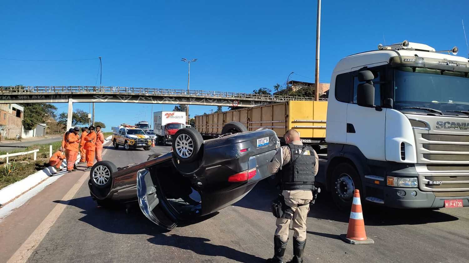Carro ficou virado na pista