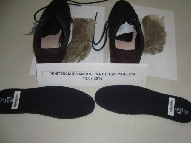 Uma encomenda foi parada ao chegar no presídio de Tupi Paulista, em São Paulo. Ao realizarem uma vistoria na encomenda encaminhada pelo pai de um detento, os responsáveis pelo setor de inclusão descobriram que entre a palmilha e a sola de um par de tênis havia duas embalagens de maconha, a droga não entrou e foi apreendida