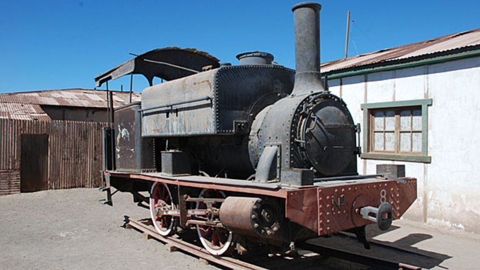 La Palma

Humberstone foi uma das dezenas de cidades fundadas a
partir da extração e comércio do salitre, todas elas localizadas no
deserto do Atacama.

Fundada em 1872, a cidade era inicialmente
conhecida como La Palma e, em sua época de maior prosperidade, chegou a
ter cerca de 3,5 mil moradores.

"Tudo acontecia na cidade. Nosso contato com o resto do mundo e até
com a região que nos cercava era mínimo", disse Osiel Rodriguez, que
viveu na cidade quando era criança, na década de 1940, e hoje está com
78 anos.
