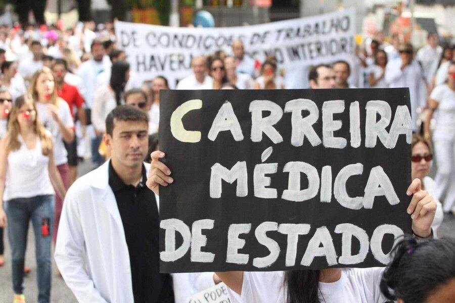 Servidores da saúde protestam na manhã desta quarta-feira (3), pelas ruas de Belém (PA), contra a proposta do governo federal de trazer médicos estrangeiros para atuar no País. Saiba mais sobre a paralisação