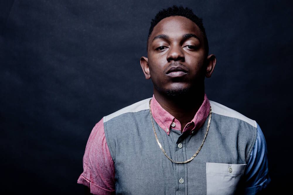 Quando o assunto é rap, Kendrick Lamar é o nome da vez. Em 2015, o músico californiano de 27 anos lançou um dos discos mais vanguardistas do gênero, To Pimp a Butterfly, que garantiu 11 indicações ao Grammy. Terceiro trabalho de Kendrick, o CD era um dos mais aguardados do ano. A expectativa era tanta para conferir o novo projeto do rapper que ele quebrou recordes quando disponibilizou o álbum no Spotify. Apenas no primeiro dia, o CD atingiu quase 10 milhões de acessos e já é o álbum mais ouvida na história da plataforma de música digital. Mas não é apenas um sucesso de público. A crítica especializada e até outros músicos apontam o rapaz como um dos gênios da música moderna

Acesse o R7 Play e assista à programação da Record quando quiser
