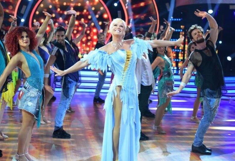 Mas o azul também fica incrível na apresentadora e realça a cor dos olhos dela. O colar melhora o conjunto 