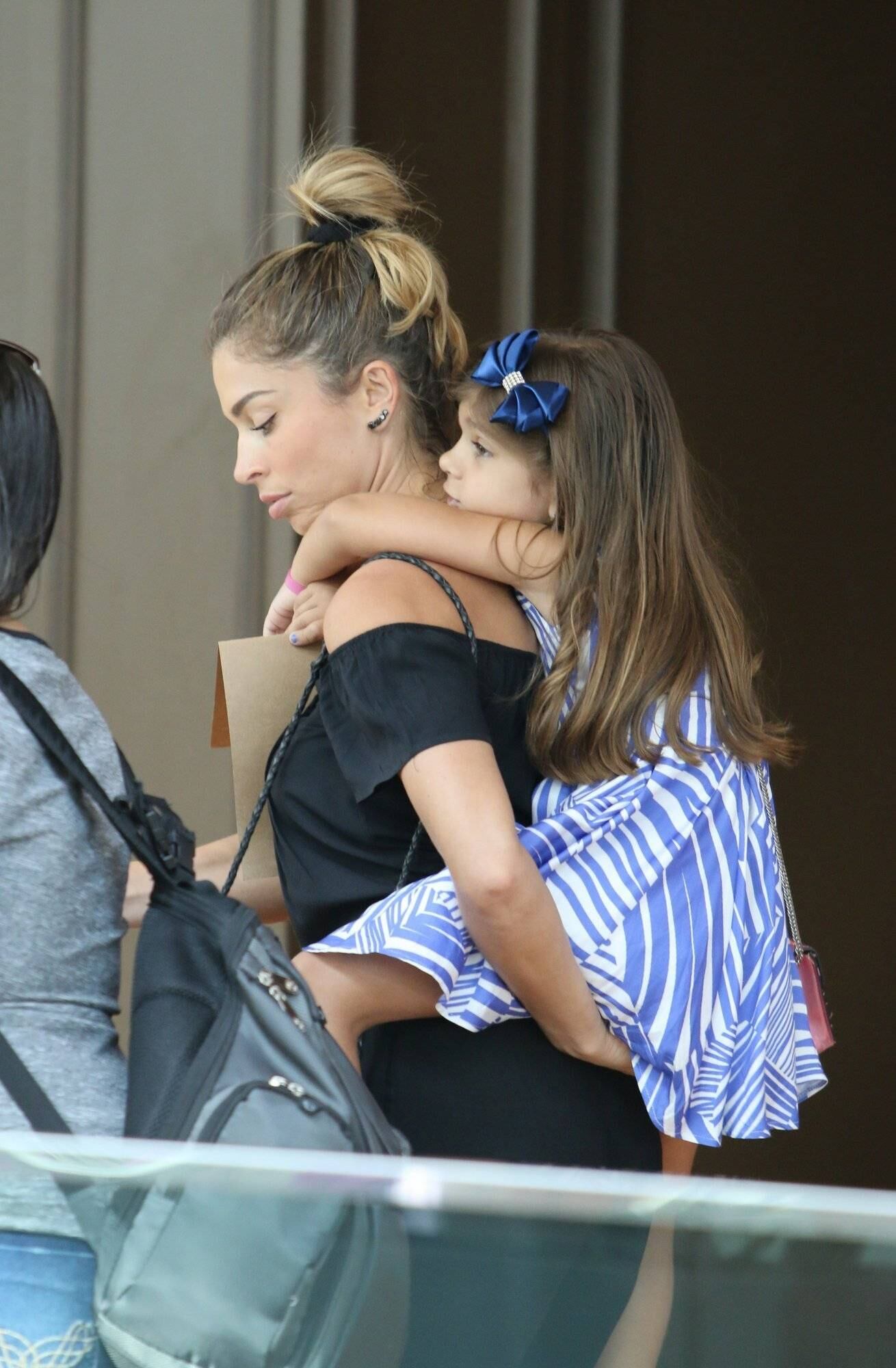 Grazi Massafera foi às compras na tarde desta quinta-feira (20). A atriz foi fotografada circulando com a filha, Sofia, em um shopping do Rio de Janeiro. Cansada de andar, a menina, que é filha da atriz com o ator Cauã Reymond, pediu uma forcinha para mãe

Acesse o R7 Play e assista à programação da Record quando quiser
