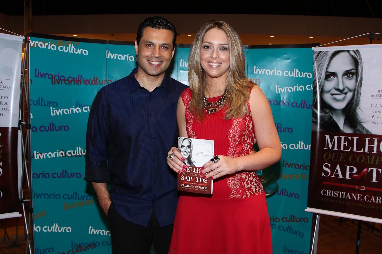 A data escolhida para o relançamento do livro é especial, já que Cristiane completa dois anos como apresentadora do programa The Love School, da Rede Record