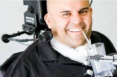 Um homem conseguiu controlar um braço robótico por meio de um chip implantado em seu cérebro.O chip permitiu que Erik Sorto, da Califórnia, bebesse um gole de uma bebida, sem ajuda, pela primeira vez em dez anos. Saiba mais detalhes sobre a tecnologia 