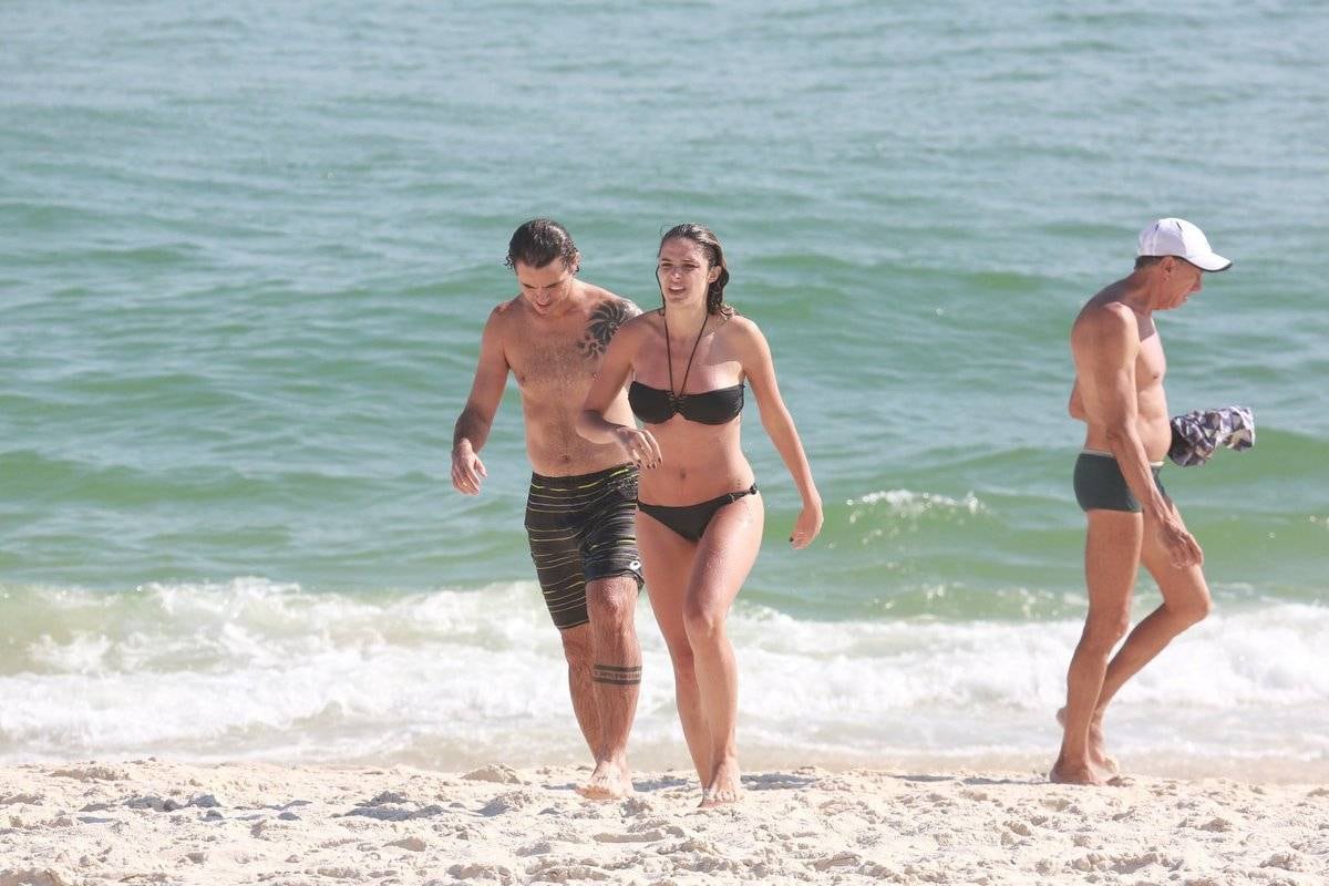 Rafa Brites e Felipe Andreoli curtem dia de sol em praia do Rio de Janeiro