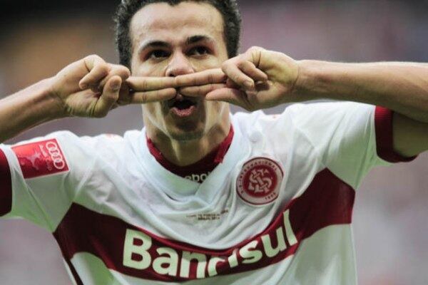 Leandro Damião, atacante do Internacional, comemora os seus gols fazendo um bigode com os dedos há um bom tempo. Ele não está na nova moda do bigode grosso. O atacante do Colorado já revelou que comemora os seus tentos assim em homenagem a seu pai

Veja também: Dupla de “novos Neymares” está dando dor de cabeça ao Santos