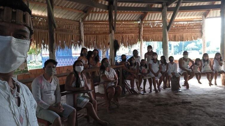 O avô cacique destaca que as reuniões na aldeia agora são sempre de máscara