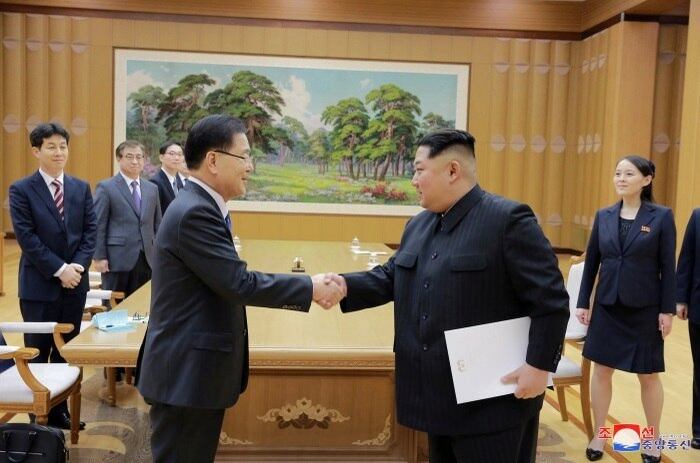 O líder da Coreia do Norte, Kim Jong-un, teve um encontro promissor com uma delegação da Coreia do Sul na segunda-feira. Nesta terça (6), o líder da comitiva sul-coreana, Chung Eui-yong, disse que Kim estaria disposto a abrir mão de seu arsenal nuclear numa eventual negociação de paz na região