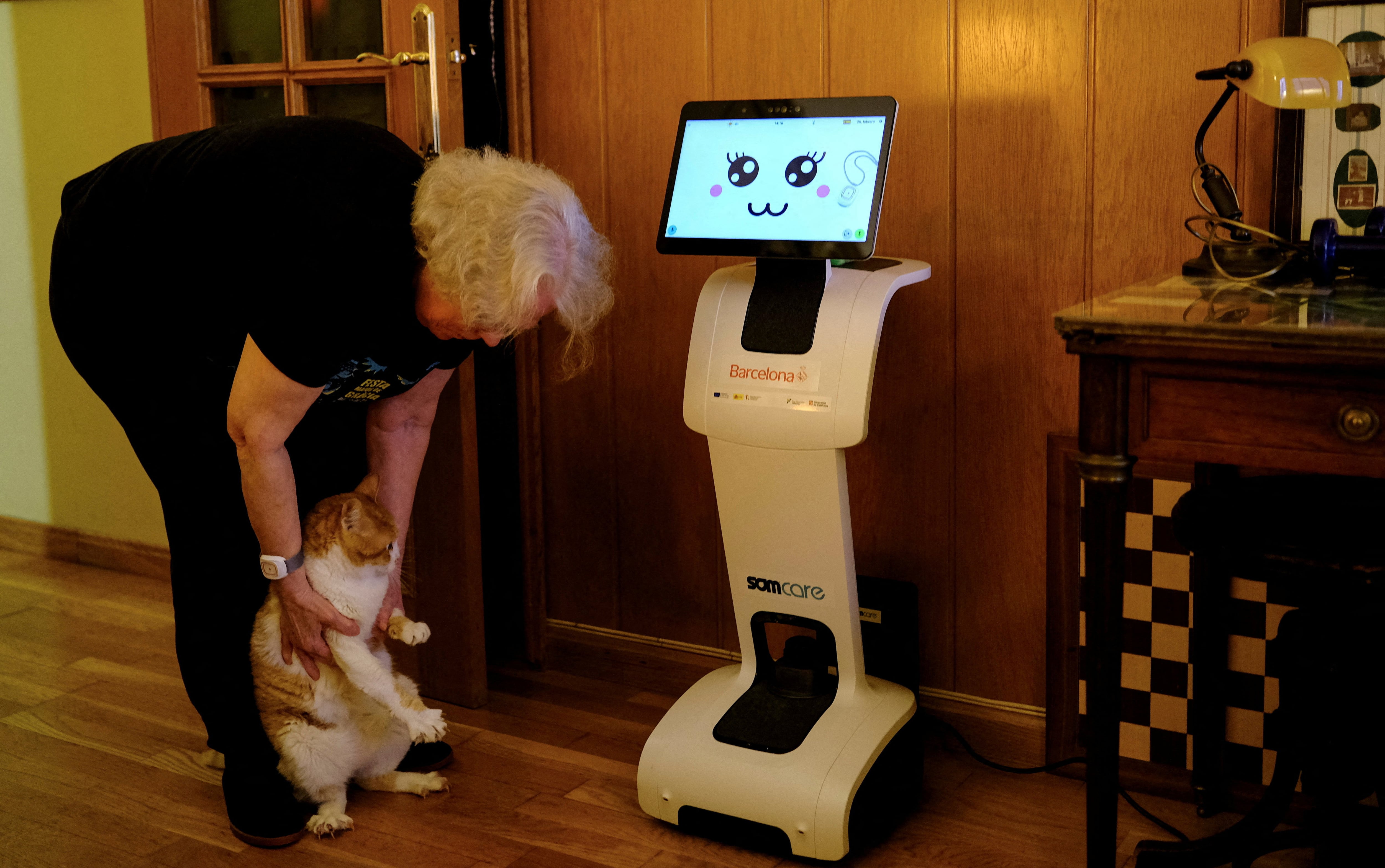 Irene Veglison com seu gato e robô apelidado de "Sandi"