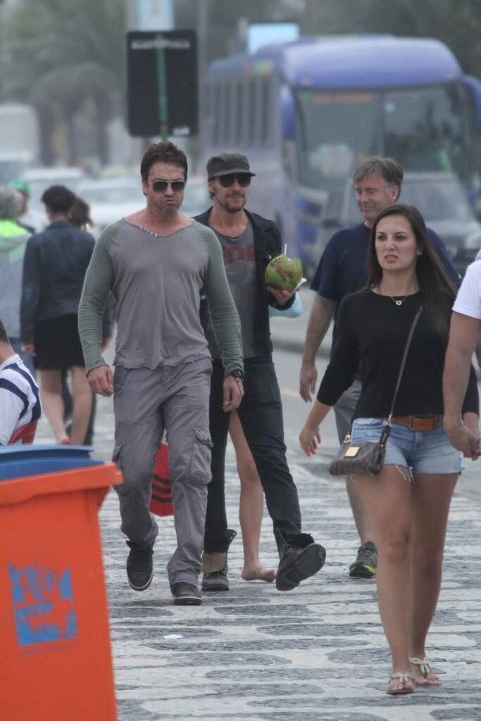 Gerard Butler caminha tranquilamente pela orla do Leblon