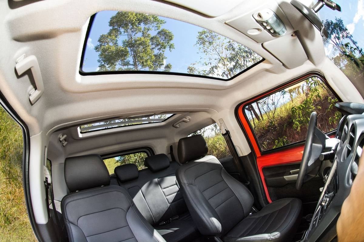 A parte interna do veículo também foi completamente renovada, com vários detalhes importantes