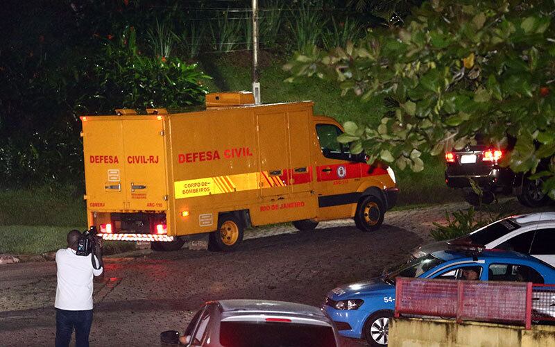 Rabecão deixa a marina em Paraty, no Rio de Janeiro, com o corpo do ministro do STF Teori Zavascki
