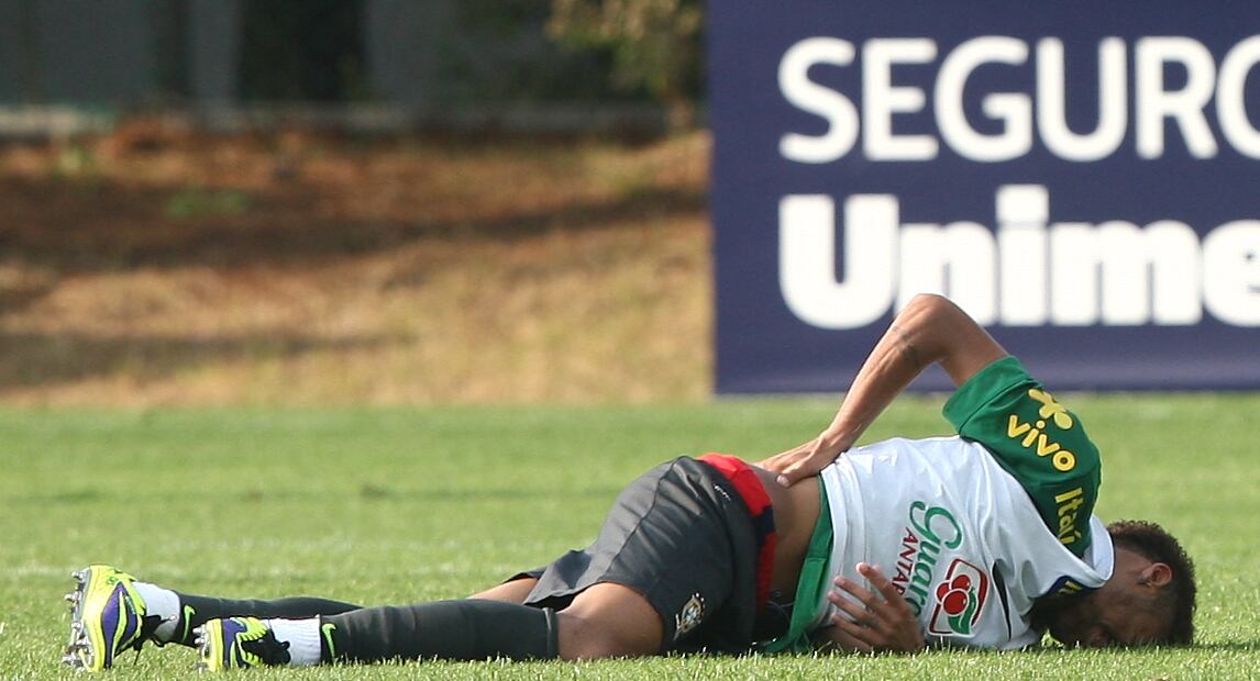 A seleção brasileira pode sofrer um importante desfalque para o amistoso contra a Coreia do Sul no próximo sábado (12). O atacante levou a pior em uma dividida e ficou caído no gramado com dores no quadril
