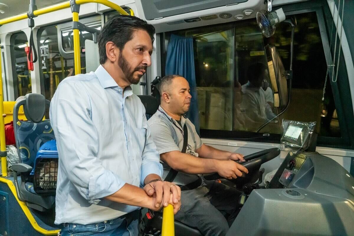 O prefeito de São Paulo, Ricardo Nunes, anda de ônibus no lançamento do Domingão Tarifa Zero. Divulgação / SECOM - Leon Rodrigues - 17.12.2023