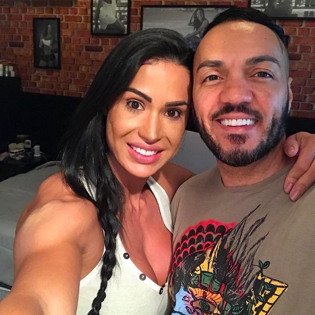 Belo já declarou algumas vezes que tem sim ciúme da amada, Gracyanne Barbosa. Não por acaso, né? Com um mulherão desses...