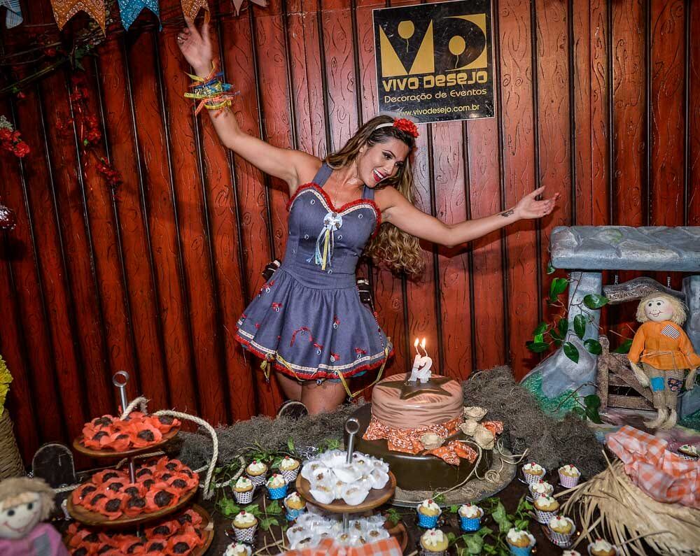 Lívia Andrade realizou
festa de 32 aninhos, em São Paulo, na noite de quarta-feira (1º). O tema do
evento foi a festa junina