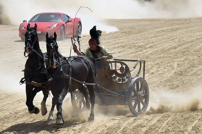 Quando a largada foi dada, a biga dos dois cavalos romanos saiu na frente dos 600 cavalos da máquina italiana 