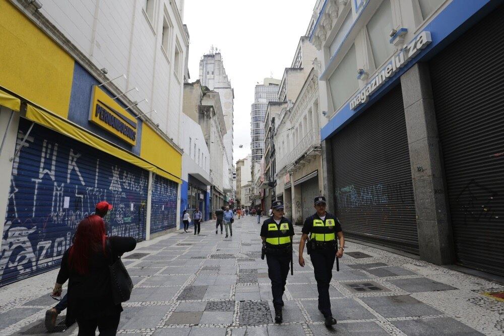Ruas de comércio no centro de SP estão vazias após decreto de fechamento