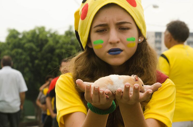 Jacareí (SP) - Na cidade do interior de São Paulo, garota levou hamster para as ruas para lembrar episódio em que roedores foram soltos em sessão da CPI da Petrobras na Câmara dos Deputados nesta semana